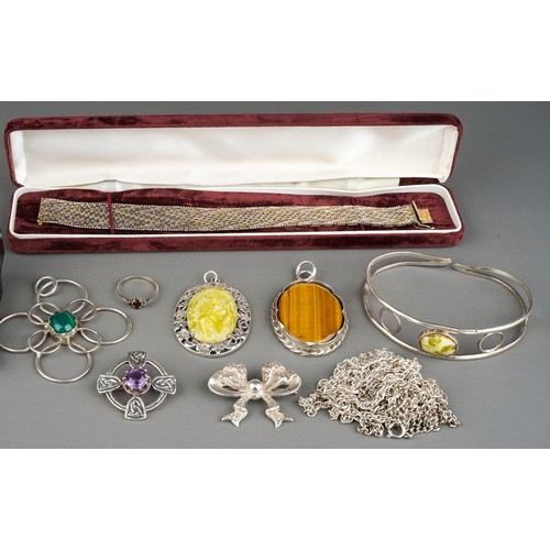 144 - Collection of silver jewellery to include Iona brooch, silver mounted agate pendants, silver bow bro... 