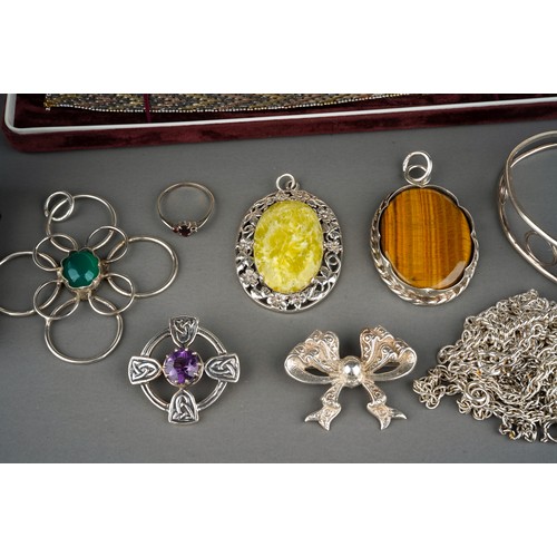 144 - Collection of silver jewellery to include Iona brooch, silver mounted agate pendants, silver bow bro... 