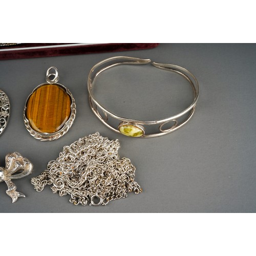 144 - Collection of silver jewellery to include Iona brooch, silver mounted agate pendants, silver bow bro... 