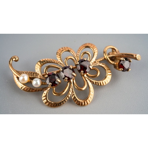 148 - A 9ct gold garnet and cultured pearl brooch, hallmarked 9ct gold, approximate gross weight 5.28 gram... 