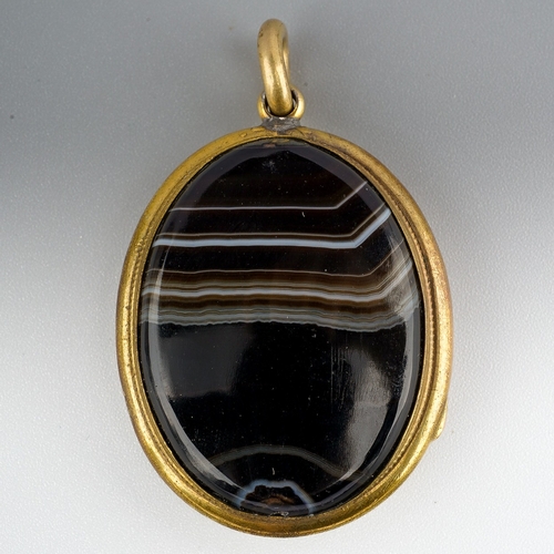 164 - Large agate locket in gilt metal mounts, measuring approx. 3.7x3cm