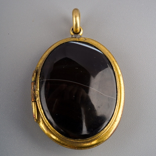 164 - Large agate locket in gilt metal mounts, measuring approx. 3.7x3cm