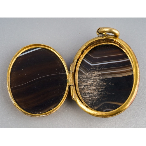 164 - Large agate locket in gilt metal mounts, measuring approx. 3.7x3cm