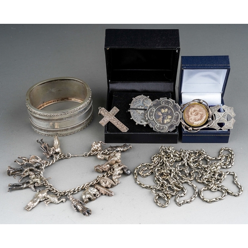 165 - Collection of silver jewellery to include silver bangle, brooches, cross, white metal yard chain and... 