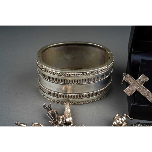 165 - Collection of silver jewellery to include silver bangle, brooches, cross, white metal yard chain and... 