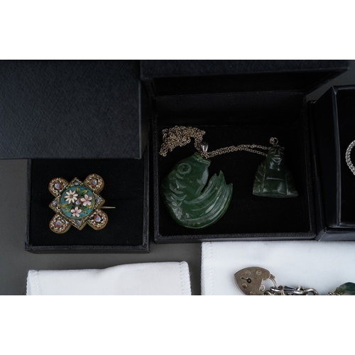 170 - Collection of agate and jade, cameo and mosaic jewellery to include silver chain with silver agate p... 