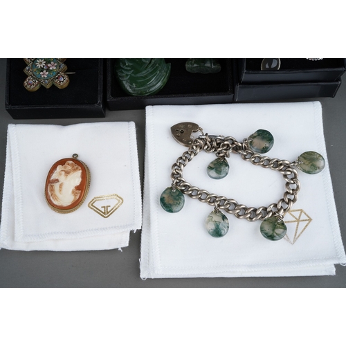 170 - Collection of agate and jade, cameo and mosaic jewellery to include silver chain with silver agate p... 