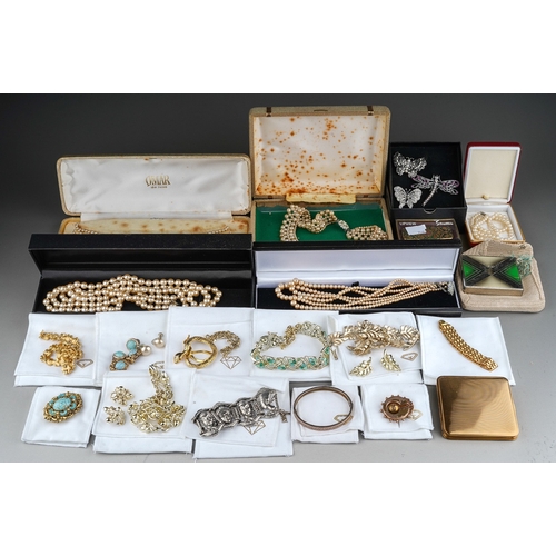 172 - Collection of costume jewellery to include pearls, necklaces, bracelets ect.