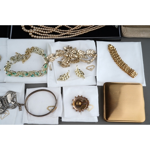 172 - Collection of costume jewellery to include pearls, necklaces, bracelets ect.