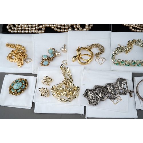 172 - Collection of costume jewellery to include pearls, necklaces, bracelets ect.