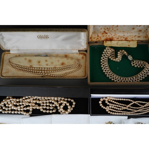 172 - Collection of costume jewellery to include pearls, necklaces, bracelets ect.