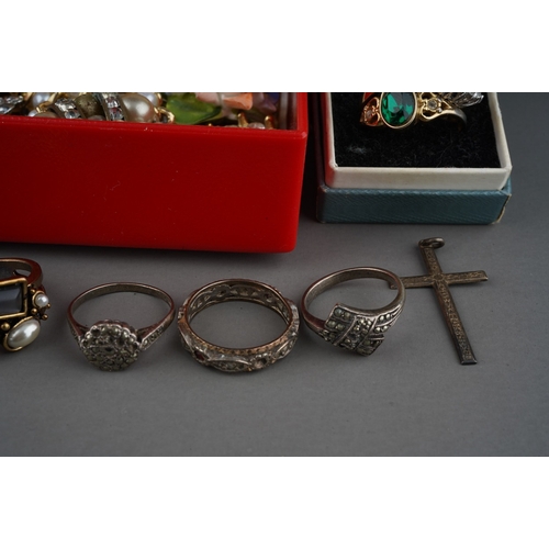 178 - Collection of costume jewellery to include silver rings, sweetheart brooches, yellow metal eternity ... 