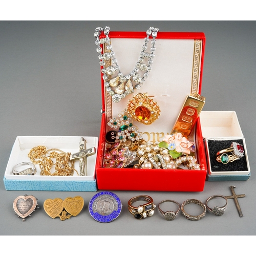 178 - Collection of costume jewellery to include silver rings, sweetheart brooches, yellow metal eternity ... 