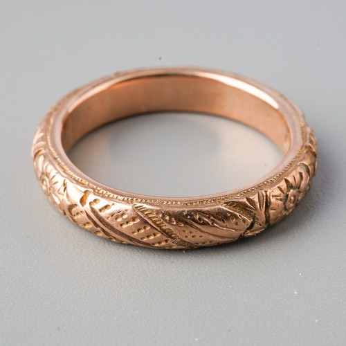 182 - 9ct gold wedding ring with etched rose detail, gross weight 5g, UK size N 3/4