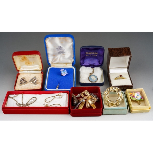 189 - Costume jewellery box to include blue jasper ware wedgwood pendant, brooches etc.