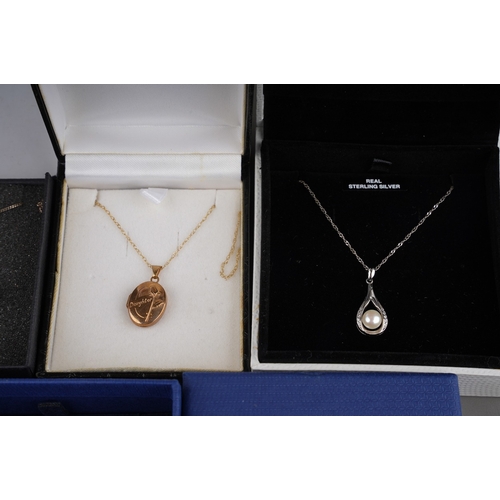 190 - A small quantity of 9ct gold, silver and costume jewellery, comprising a 9ct gold pendant and chain,... 