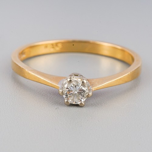 192 - An 18ct gold diamond single stone ring, set with a round brilliant cut diamond, hallmarked 18ct gold... 