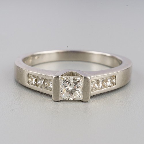 194 - A diamond ring, set with a central princess cut diamond, with princess cut diamond shoulders, estima... 