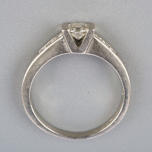 194 - A diamond ring, set with a central princess cut diamond, with princess cut diamond shoulders, estima... 