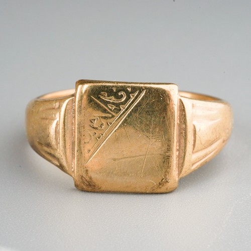 201 - 9 ct gold mens signet ring , gross weight 5.1g