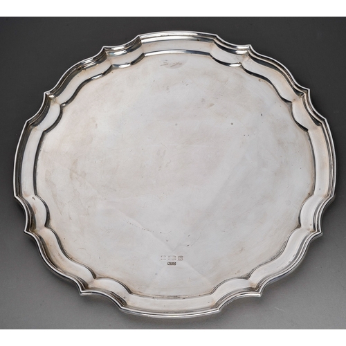 261 - An Elizabeth II silver tray, pie crust rim, plain centre, makers Crisford & Norris Ltd, Birmingham 1... 