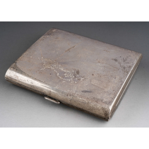 286 - An early 20th Century Continental (North American?) silver plain cushion shaped cigarette box, the g... 