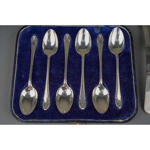 298 - A collection of silver to include: Arts & Crafts style plain silver spoon, stamped SILVER; a cased s... 