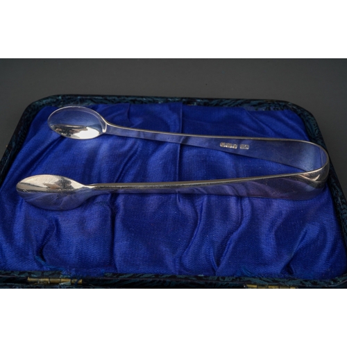 298 - A collection of silver to include: Arts & Crafts style plain silver spoon, stamped SILVER; a cased s... 