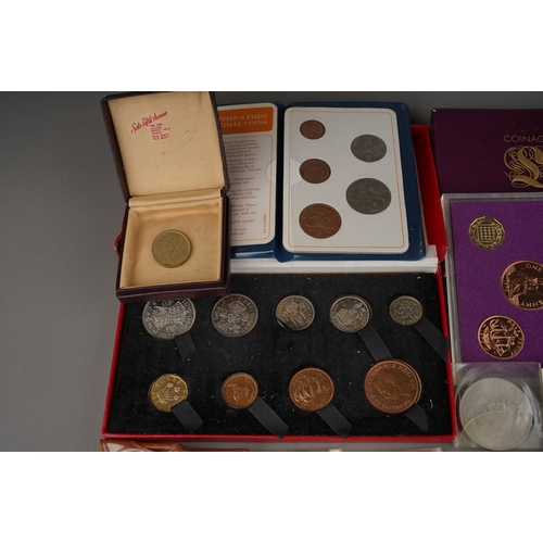 338 - Assorted British coins to include: cased Coinage of Great Britain 1950 and 1970; British First Decim... 