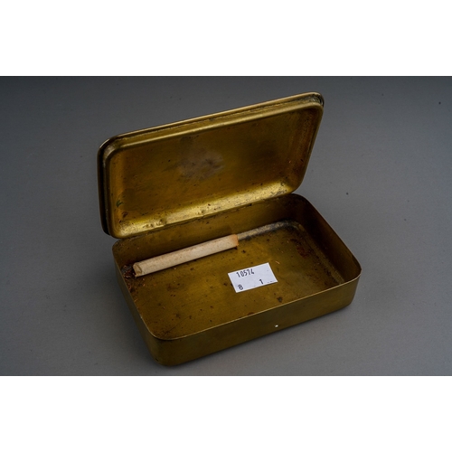 400 - A Princess Mary Christmas 1914 brass gift tin, with one cigarette.