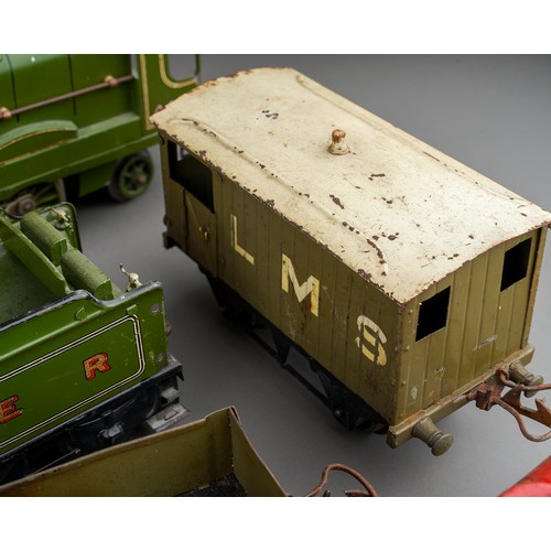 436 - A collection of Hornby Series produced by Meccano tin plate 'O' gauge railwayana to include: Flying ... 