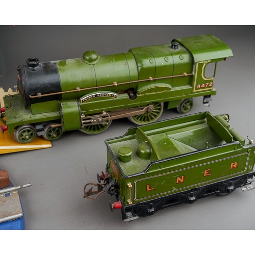 436 - A collection of Hornby Series produced by Meccano tin plate 'O' gauge railwayana to include: Flying ... 