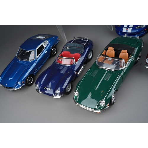 439 - A collection of six Diecast 1/18 model cars to include: Maisto Datsun 24OZ; Maisto 2014 Corvette Str... 