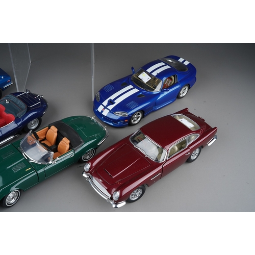 439 - A collection of six Diecast 1/18 model cars to include: Maisto Datsun 24OZ; Maisto 2014 Corvette Str... 