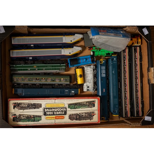 446 - A large collection of assorted vintage mainly Tri-Ang, Lima with some Hornby 00 gauge railway model ... 