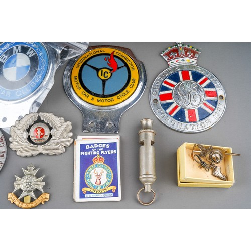 504 - A group of vintage collectables including badges, chrome and enamel car badges, medallions in fitted... 