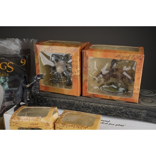 525 - A collection of Lord of the Rings Collectors Models magazines and boxed figures and display stands, ... 