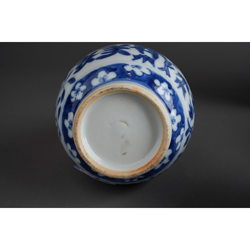 579 - A group of six pieces of 18th, 19th and 20th century Chinese porcelain, comprising a cylindrical tan... 