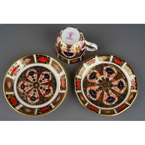 580 - Seven pieces of Royal Crown Derby Imari 1128 pattern, comprising a rectangular trinket box and cover... 