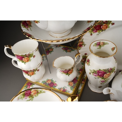 651 - An extensive collection of Royal Albert 'Old Country Roses' tea, dinner and ornamental wares, etc, i... 