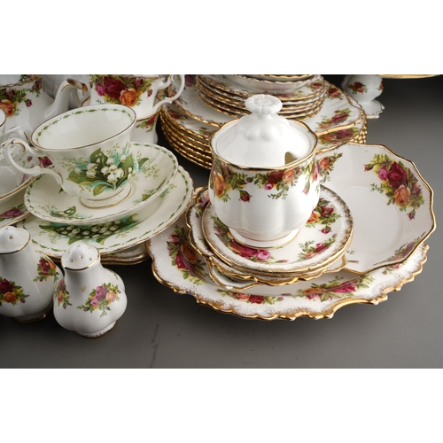 651 - An extensive collection of Royal Albert 'Old Country Roses' tea, dinner and ornamental wares, etc, i... 