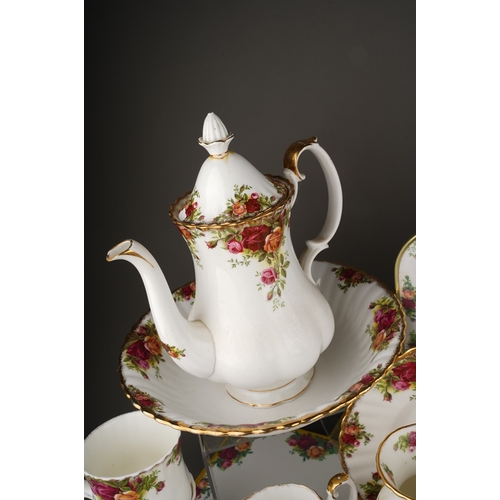 651 - An extensive collection of Royal Albert 'Old Country Roses' tea, dinner and ornamental wares, etc, i... 