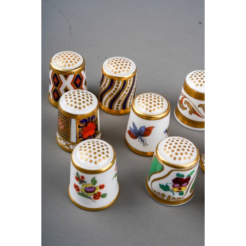 661 - A collection of Royal Crown Derby to include: fifteen thimbles  and a floral bocage brooch.