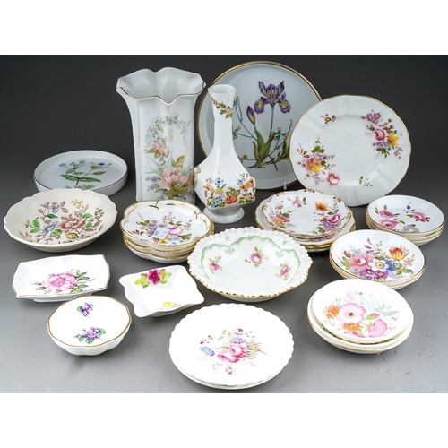 686 - Collection of porcelain trinkets to include Royal Crown Derby posies pattern, Aynsley, Wedgwood etc.... 