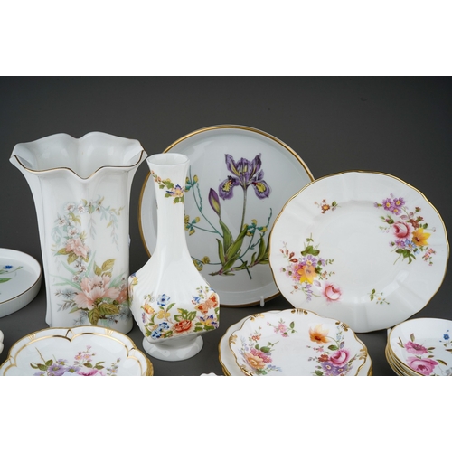 686 - Collection of porcelain trinkets to include Royal Crown Derby posies pattern, Aynsley, Wedgwood etc.... 