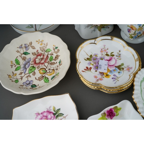 686 - Collection of porcelain trinkets to include Royal Crown Derby posies pattern, Aynsley, Wedgwood etc.... 