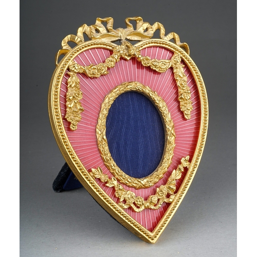 894 - A Reproduction heart shaped small photograph frame in the manner of Faberge