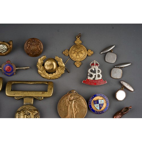 390A - A small quantity of military badges, buttons, etc and a small quantity of other pin badges, medallio... 