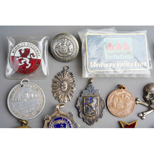 219 - A bag of assorted pin badges, medallions, modern silver rings, keys silver cufflinks, etc (1 bag)