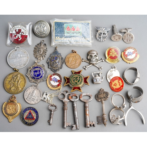 219 - A bag of assorted pin badges, medallions, modern silver rings, keys silver cufflinks, etc (1 bag)